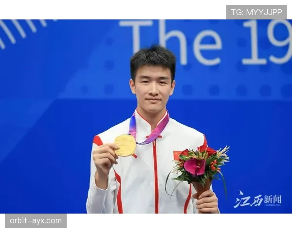 李诗沣训练完直接瘫在场边啃蛋白棒，这自律我真扛不住