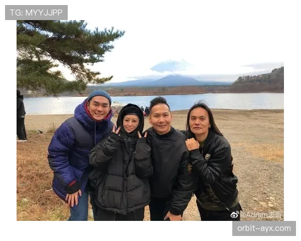 张玉宁聚餐合照里那块表亮得像舞台灯，我刷到都尴尬